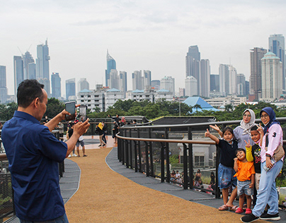 Menikmati Kota Jakarta Dari Skywalk Senayan Park