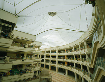 liminal space-商場的樓上是個造景泳池