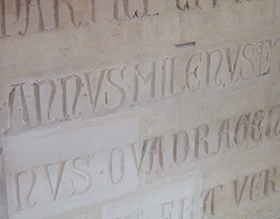 Gravure sur pierre - Basilique Saint Denis