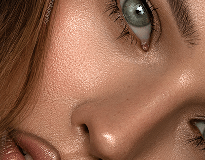 Makeup eyeliner on green eyes model