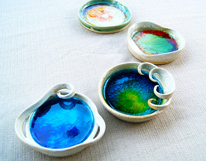 Ceramic plates glazed with colored glass