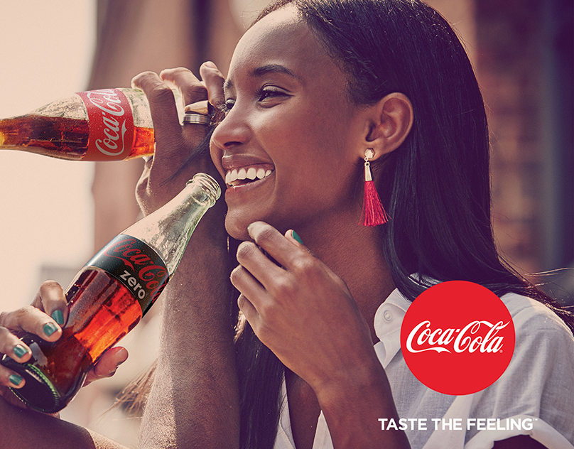 Taste the feeling. Coca Cola taste the feeling. Coca Cola с человеком. Фотосессия с колой. Coca Cola имидж.