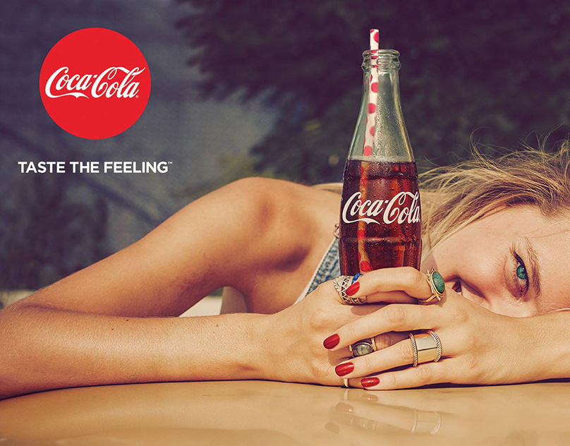 Taste the feeling. Coca Cola со льдом. Кока кола сладкая жизнь. Coca Cola taste the feeling. Фотосессия с колой детская.