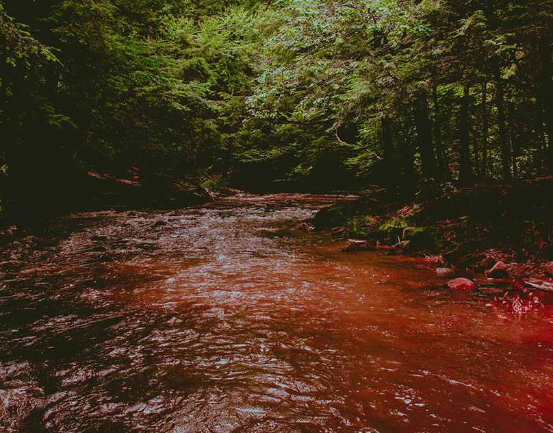 Река с красной водой. Красная река картинки.