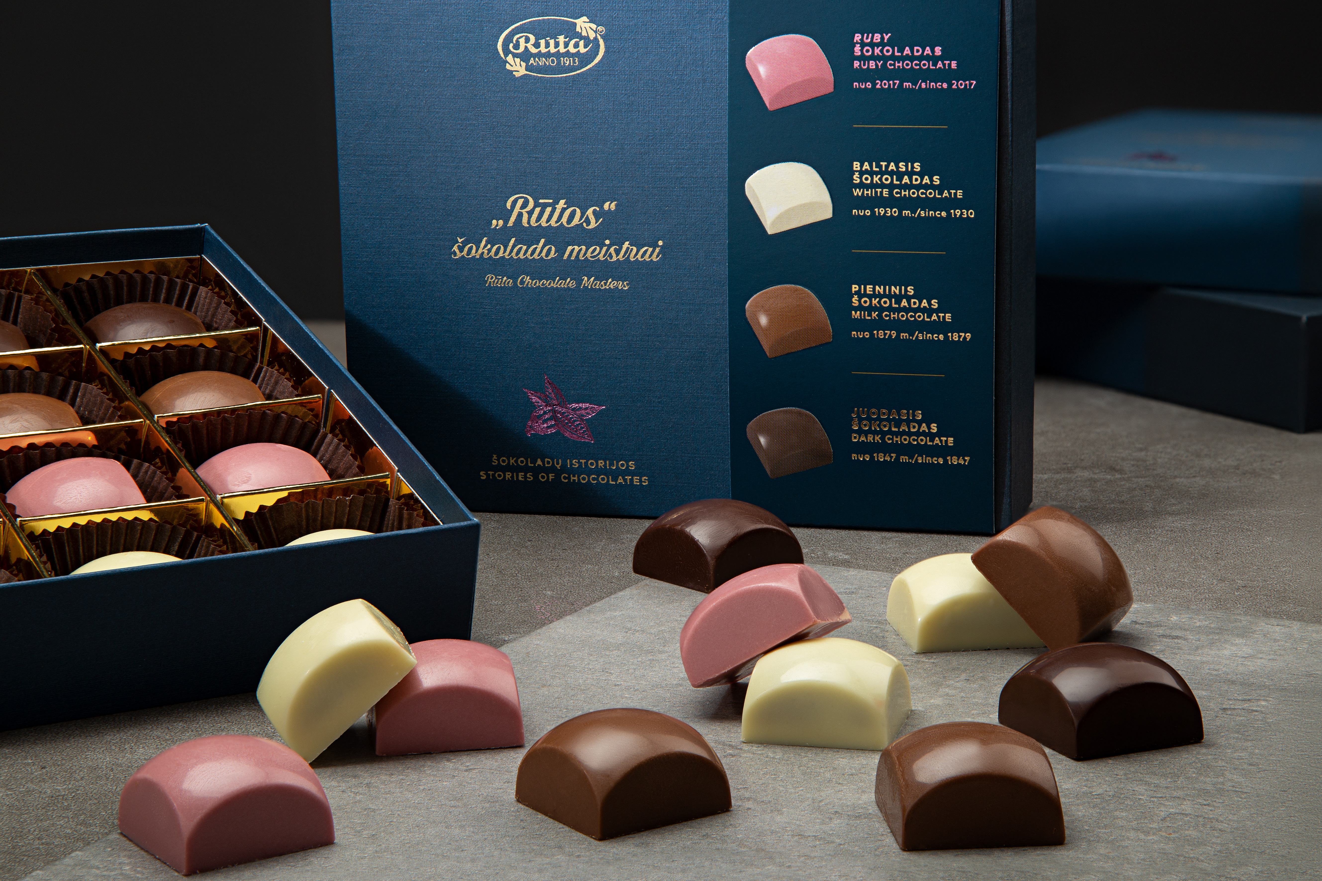 Package collection. Конфеты Luxury collection Chocolate Pralines. Конфеты в упаковке. Шоколад в упаковке. Дизайн коробки шоколада.